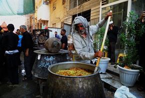 اطعام زائران پیاده روی اربعین حسینی(ع) در شهر نجف اشرف 